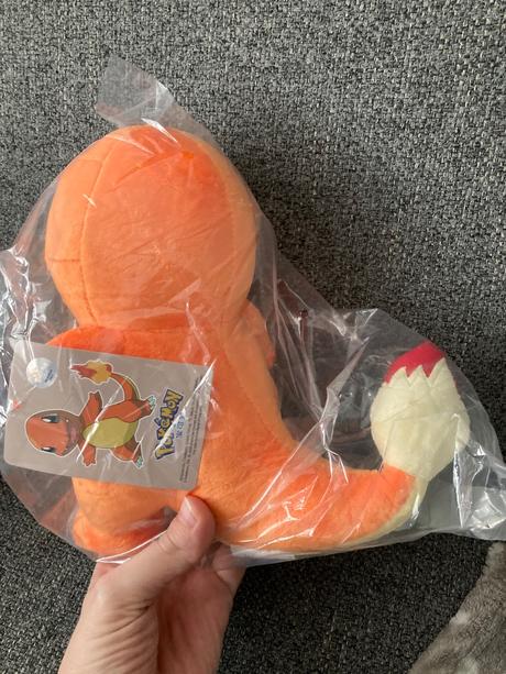 Nový plyšový pokémon pikachu  a charmander, 