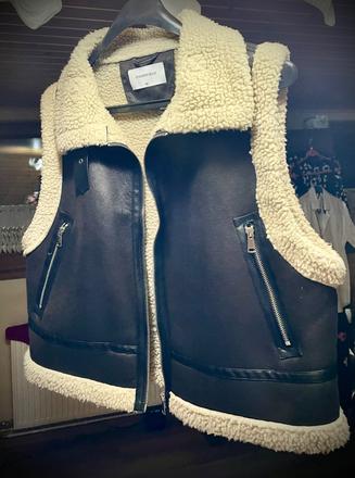 Kožušinová vesta, 42