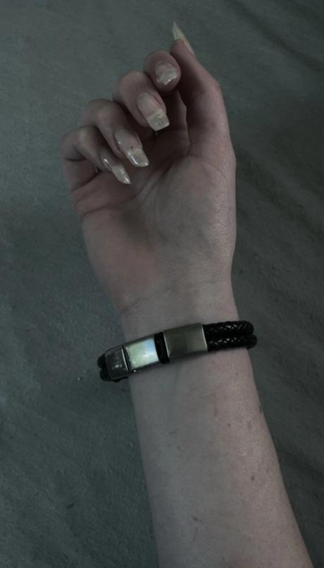 Cierno strieborny naramok, 