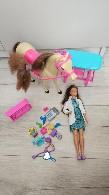 Barbie zverolekárka,