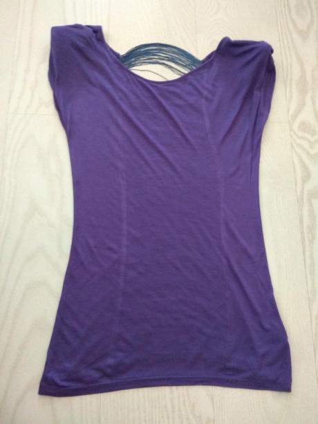 Fialove tričko s nitami na chrbate, s