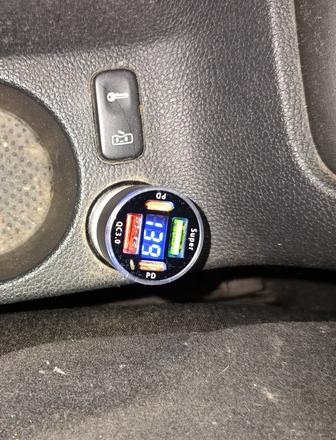 Indikátor autobaterie s usb vstupmy, 