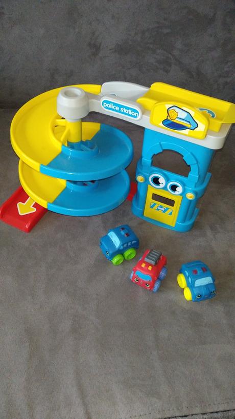 Policajná stanica + 1x hasiči, 