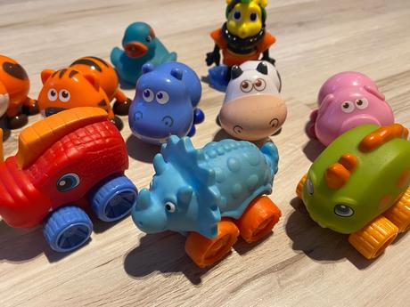 Malé dinosaury autá, zvieratká s krútiacimi hlavam, 