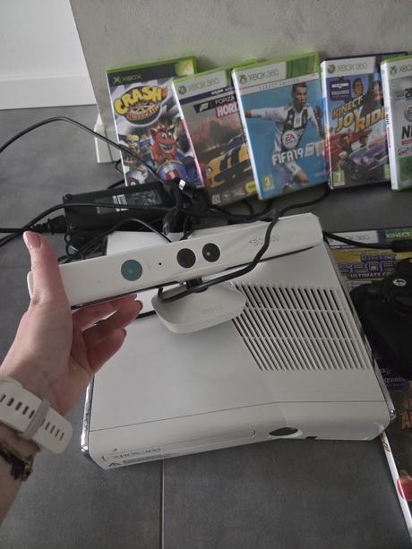 Xbox 360 + kinect + 2 ovládače + 10 hier,