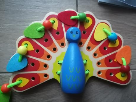 Drevená navliekačka páv,