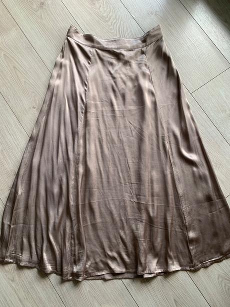 Leskla sukňa, 40
