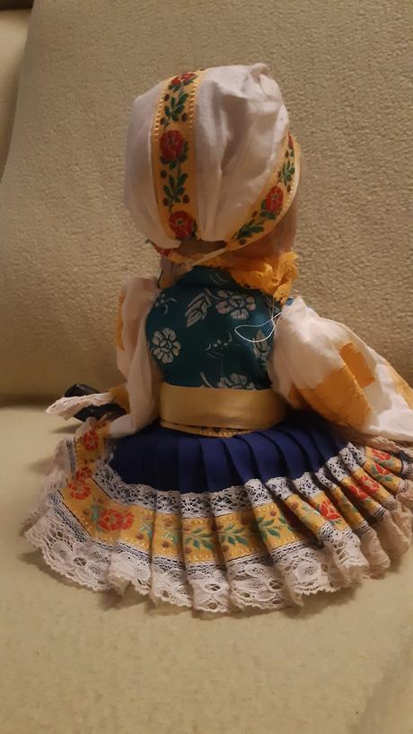 Predám bábiku v kroji., 