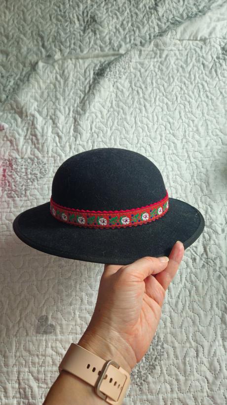 Folklórny klobúk, 80