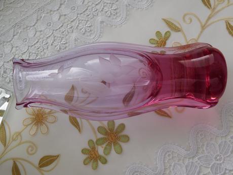 Alexnadritové hútni sklo s růži výška 27,5 cm, 