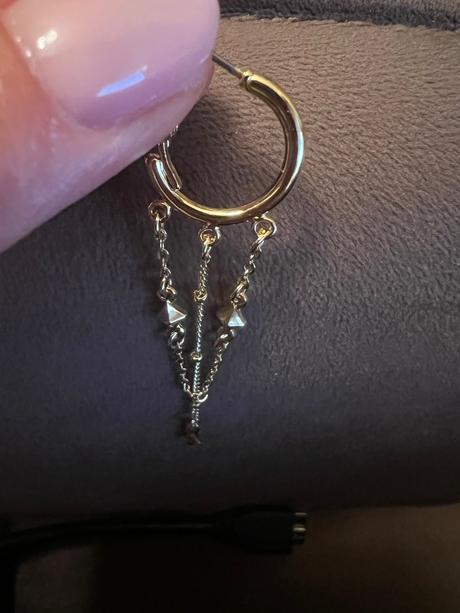 Visiace zlaté náušnice - bižutéria, 