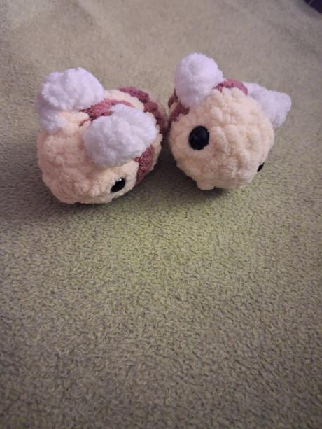 Ručne robené hačkované včielky, 