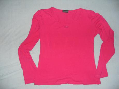 Cyklamenový top s trblietavými písmenami, s