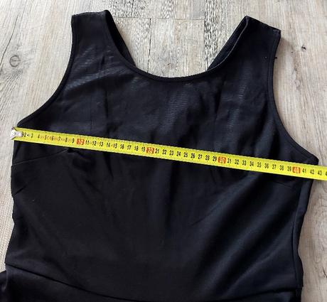 Čierne šaty so zaujímavými ramienkami, l