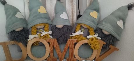 5 x škriatok s nápisom domov,