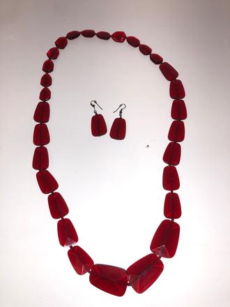 Nahrdelnik a nausnice, avon