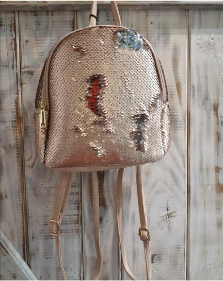 Krásny béžový flitrovany ruksačik, 