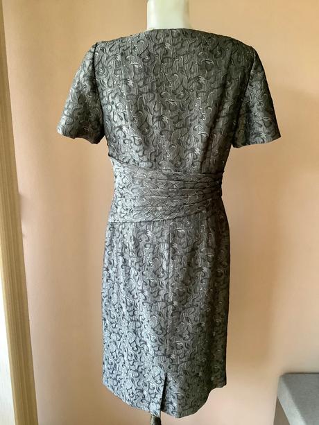 Krásne sviatočne saty, 40