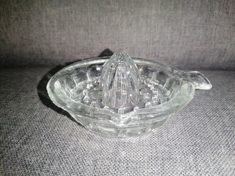 Sklenený odšťavovač na citróny,