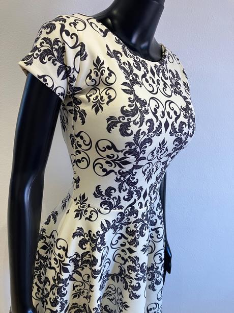 Dámske elegantné šaty vzorované (m), m