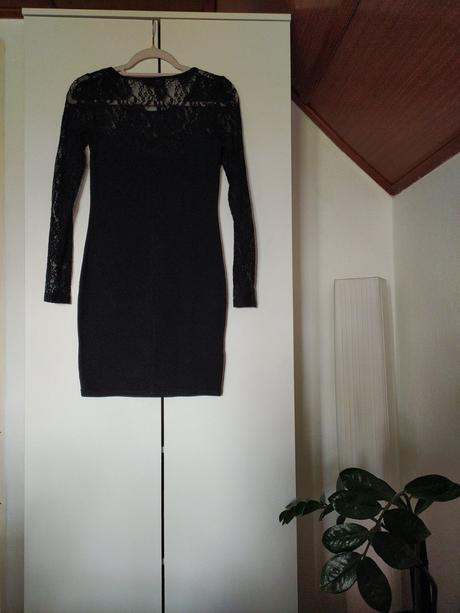 Čierne mini šaty s čipkou, gate,36