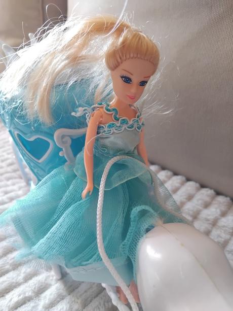 Kôň s kočom a bábikou, 