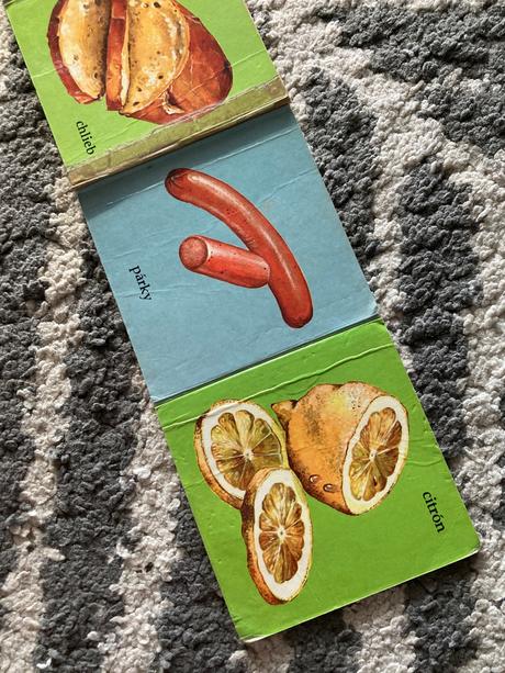 Leporelá pri stole a o psíkovi zo záhradky, 