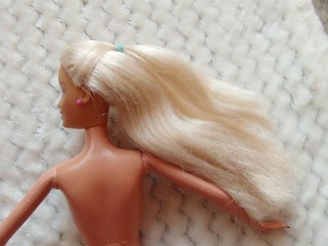 Barbie bábika s ružovými náušnicami,