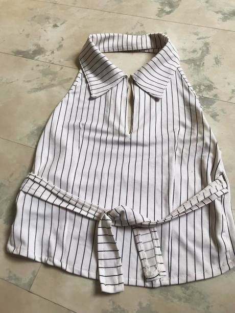 Zaujímavý zaväzovací top, s