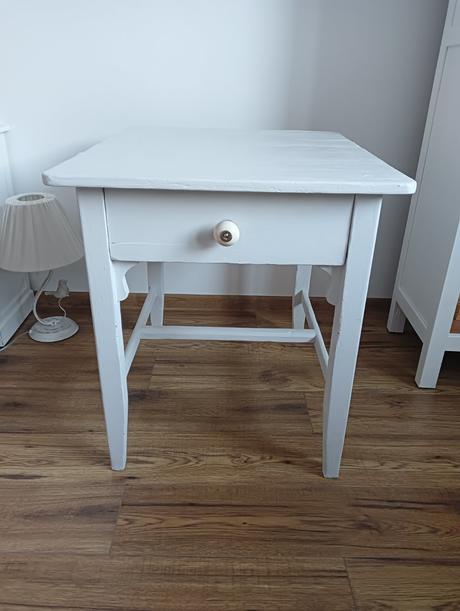 Retro stolík z masívneho dreva s 2 zásuvkami, 