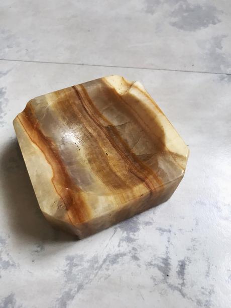 Masívny popolník z kameňa, 