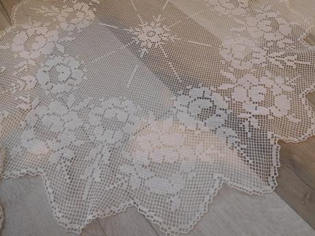 Biely obrus s krajkou + 2 x háčkovaná dečka obrus/, 