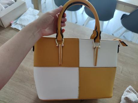 Žlto-biela kabelka,