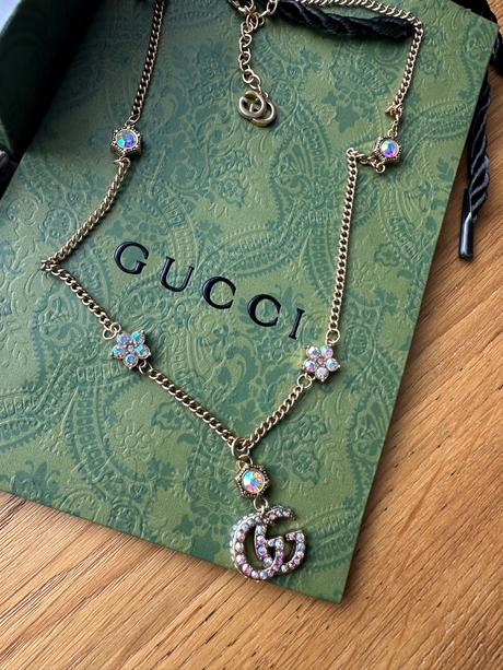 Krásny nový náhrdelník gucci s odleskami, gucci