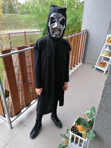 Karnevalová maska a krvavý nôž,