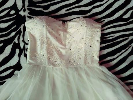 Maslovo-biele elegantné šaty, m