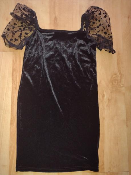 Krásne zamatové šaty top stav, 122