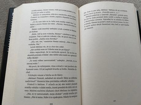 Temný psychologický hriller žena za dverami,