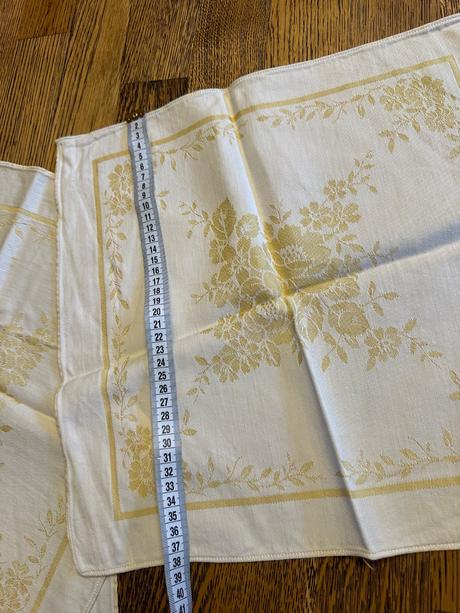 Retro obrus zo 4 obruskami,