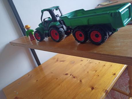 Traktor s prívesom a s farmárom, 