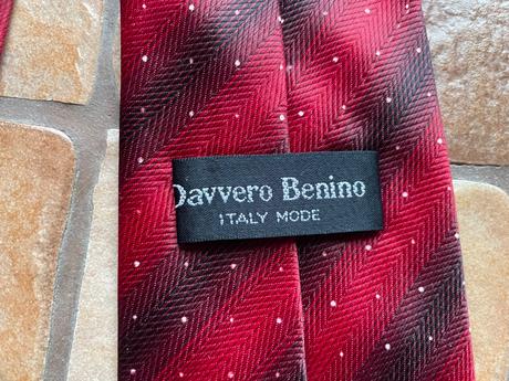 Červená bodkovana kravata,