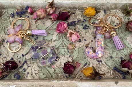 Ručne vyrobené živicové kľúčenky, 