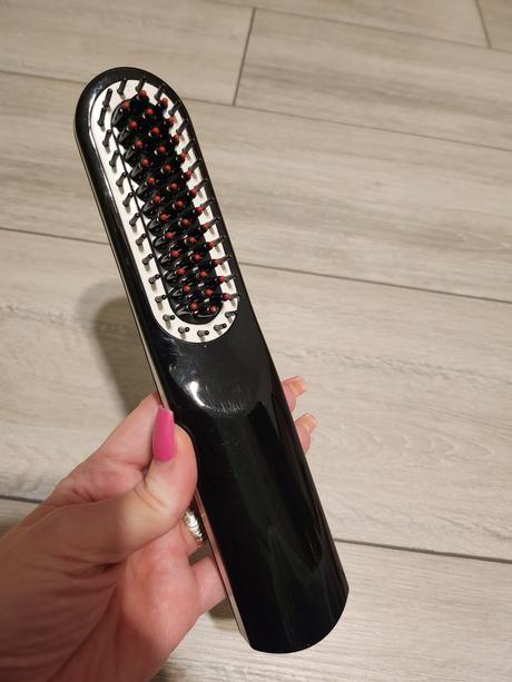 Vyhrievaný bezdrôtový hrebeň na bradu a vlasy,