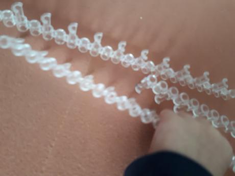 Pomocka na pletenie naramkov z gumiciek,