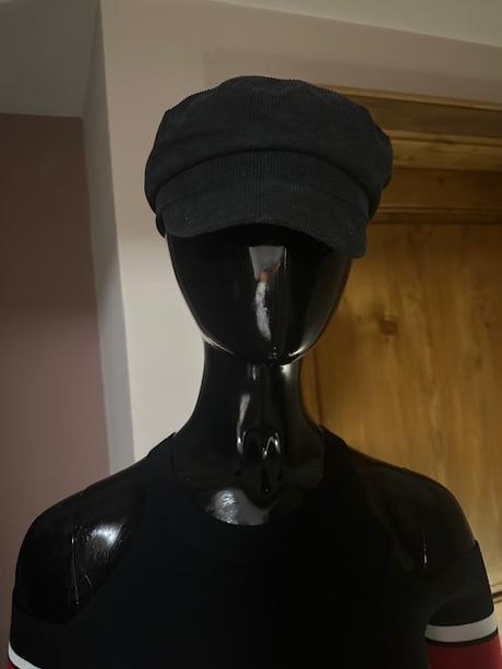 Menčestrová čierna baretka so šiltom, 