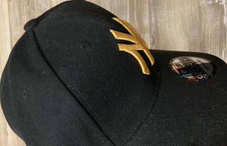 Šiltovka new era čierno-zlatá ,len odskúšaná nová, 