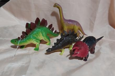 Plastové hračky dinosaury,