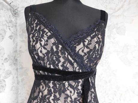 Pekne čipkovane šaty, 38