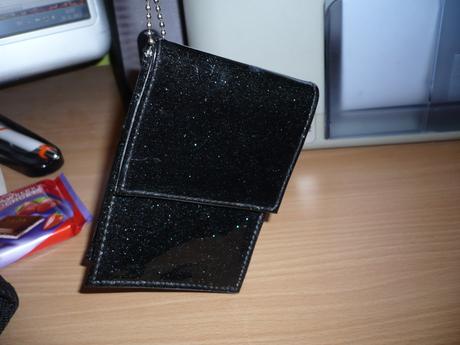 Lakovana taštička s trblietkami, 