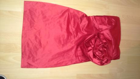 Čevené krátke saténové šaty., s